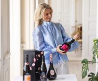 Kira Milan skænker rose champagne