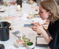 Journalist tager fotos med mobil