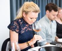Kvinde smager på vin