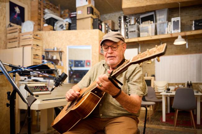 Lasse Helner i studiet