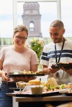 Folk ved buffet