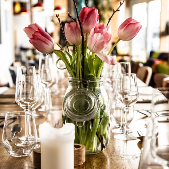 Bordopdækning med blomster
