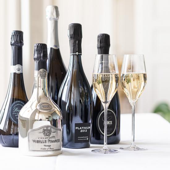 Champagneflasker på bord