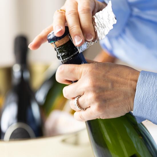 hånd med champagne