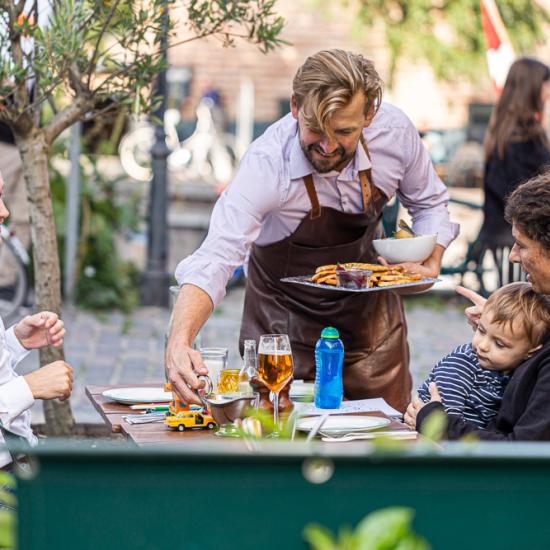 Erik serverer for familie