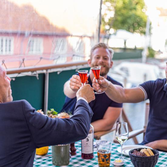 Herrer skåler i snaps
