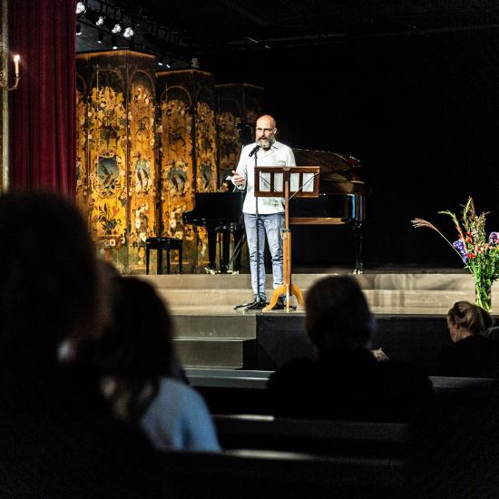 Mand på scenen