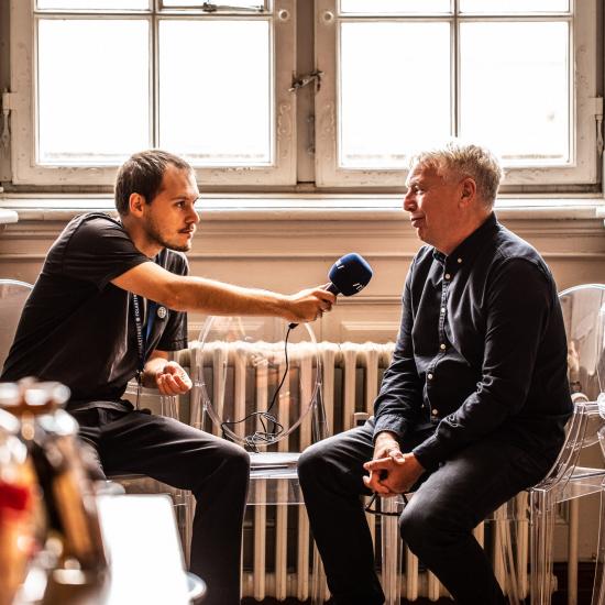 Uffe Elbæk bliver interviewet
